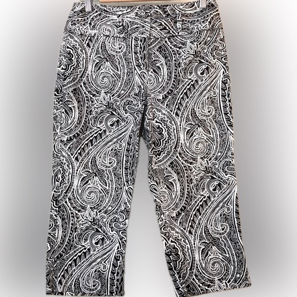 Bamboo Traders Pants - BAMBOO TRADERS - Women’s White & Black Paisley Capris Size Small
